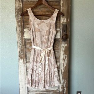 Elegant Lace Sleeveless Dress in Cream